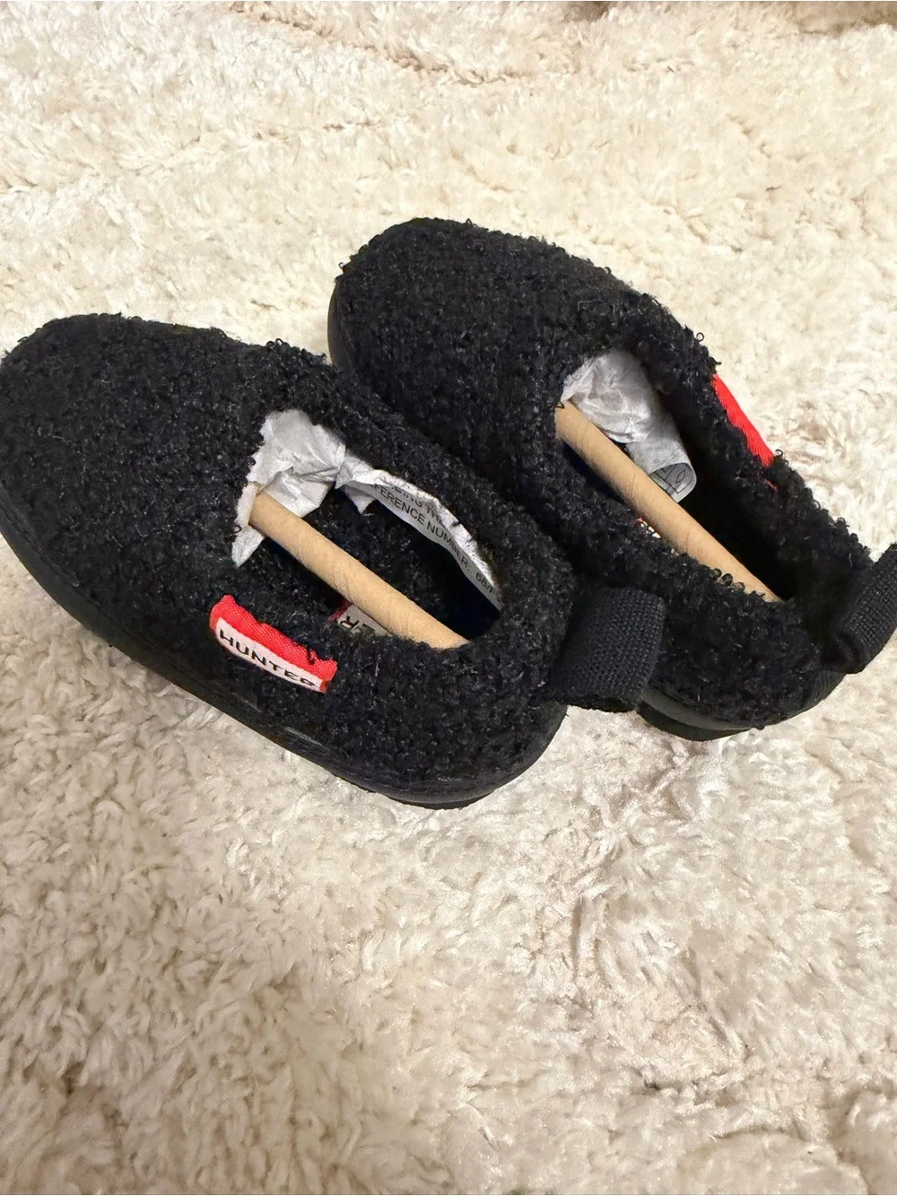 Hunter Kids Black Sherpa Slip-On Slippers with Red Logo